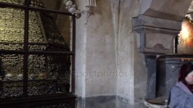 Mezarda, Kostnice, Çek Cumhuriyeti, Kutna Hora Kutna Hora, Çek Cumhuriyeti - Temmuz 2015: iç. İnsan iskeleti, kafatasları ve kemikleri.