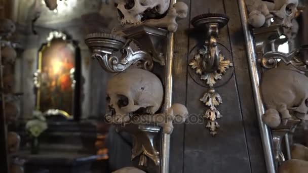 KUTNA HORA, REPÚBLICA CHECA - JULIO 2015: Interior de Ossuary, Kostnice, República Checa, Kutna Hora. Esqueletos, cráneos y huesos humanos . — Vídeo de stock