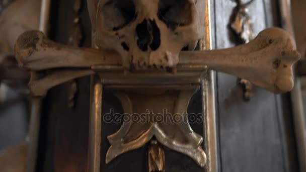 KUTNA HORA, REPÚBLICA CHECA - JULIO 2015: Interior de Ossuary, Kostnice, República Checa, Kutna Hora. Esqueletos, cráneos y huesos humanos . — Vídeos de Stock