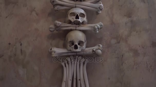 쿠트나 호라, 체코 공화국-7 월 2015: 납골당, Kostnice, 체코 공화국, 쿠트나의 인테리어. 인간 해골, 두개골과 뼈. — 비디오
