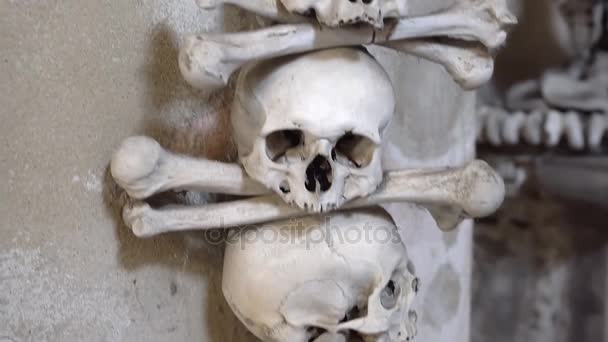 KUTNA HORA, CZECH REPUBLIC - JULY, 2015: Interior of Ossuary, Kostnice, Czech Republic, Kutna Hora. Human skeletons, skulls and bones. — Stock Video