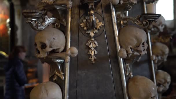 Kutna hora, Tschechische Republik - Oktober 2017: Innenraum des Beinhauses, kostnice, Tschechische Republik, kutna hora. Menschliche Skelette, Schädel und Knochen. — Stockvideo