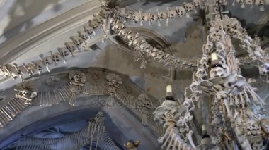 Mezarda, Kostnice, Çek Cumhuriyeti, Kutna Hora Kutna Hora, Çek Cumhuriyeti - Ekim, 2017: iç. İnsan iskeleti, kafatasları ve kemikleri.