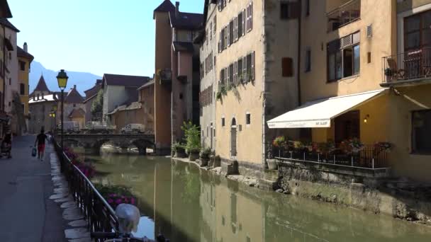 Annecy, Frankreich - Juli 2017: Blick auf das historische Stadtzentrum von annecy. in den Straßen der Annexion. annecy ist die größte Stadt des Departements Haute Savoie und wird als das französische Venedig bezeichnet.. — Stockvideo