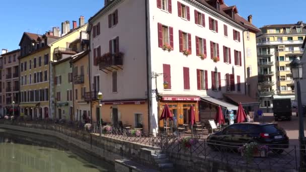 ANNECY, FRANCIA - LUGLIO 2017: Veduta del centro storico di Annecy. Per le strade di Annecy. Annecy è la più grande città del dipartimento dell'Alta Savoia ed è nota per essere chiamata la Venezia francese . — Video Stock