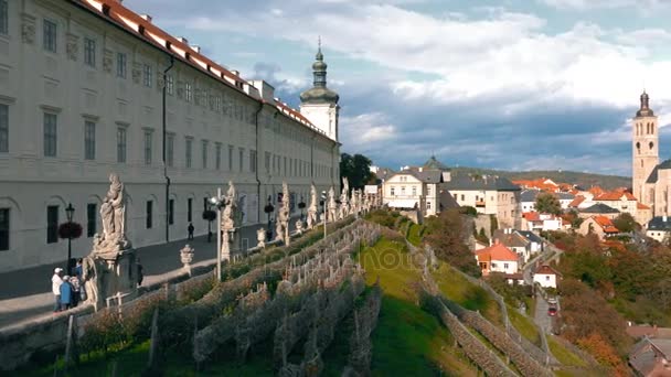 クトナー ・ ホラ、チェコ共和国 - 2017 年 10 月: アーキテクチャとトラフィック クトナー ・ ホラ、チェコ. — ストック動画
