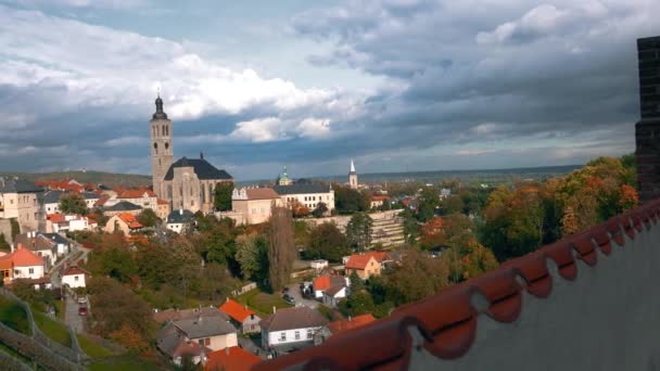 Kutna hora, Tschechische Republik - Oktober 2017: Architektur und Verkehr in kutna hora, Tschechische Republik. — Stockvideo