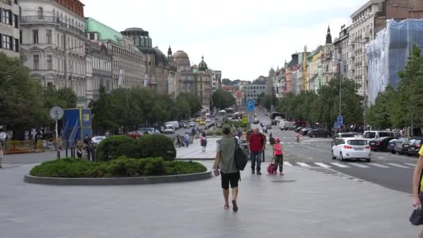 Prague, Çek Cumhuriyeti - Temmuz 2017: mimari ve trafik Prag, Çek Cumhuriyeti. — Stok video