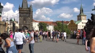 Prague, Çek Cumhuriyeti - Temmuz 2017: mimari ve trafik Prag, Çek Cumhuriyeti. Prag'daki Charles Köprüsü boyunca yürüyüş turist.