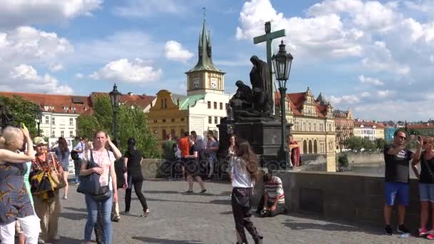 Praga, Republika Czeska - lipca 2017: architektura i ruchu w Prague, Republika Czeska. Turystów spacer wzdłuż mostu Karola w Pradze. — Wideo stockowe