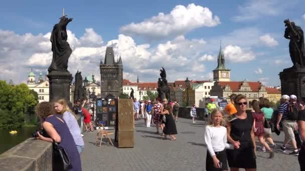 Praga, Repubblica Ceca LUGLIO 2017: Architettura e traffico a Praga, Repubblica Ceca. Turisti che camminano lungo il Ponte Carlo a Praga . — Video Stock