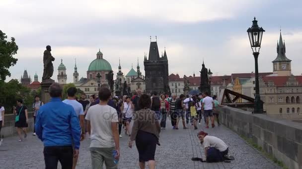 Praga, República Checa - JULIO 2017: Arquitectura y tráfico en Praga, República Checa. Turistas caminando por el Puente de Carlos en Praga . — Vídeo de stock