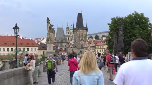 Praga, Republika Czeska - lipca 2017: architektura i ruchu w Prague, Republika Czeska. Turystów spacer wzdłuż mostu Karola w Pradze. — Wideo stockowe