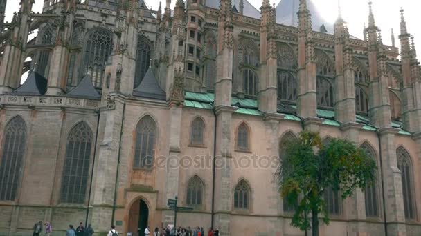 KUTNA HORA, CZECH REPUBLIC - OCTOBER, 2017: Architecture and traffic in Kutna Hora , Czech Republic. Church of the Virgin Varvara Barbara . — Stock Video