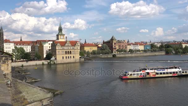 Prag, Tschechische Republik - Juli 2017: Architektur und Verkehr in Prag, Tschechische Republik. — Stockvideo