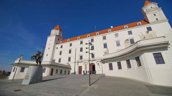 Stary hrad - alte Burg in Bratislava. Bratislava besetzt beide Ufer der Donau und der Morava. — Stockfoto