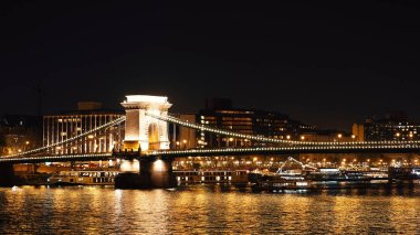 Gece Budapest Danube ve zincir köprü, Macaristan ile. Havadan görünümü Budapeşte. Macaristan.