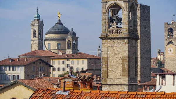 Panorama de la antigua Bergamo, Italia. Bérgamo, también llamada La Citt dei Mille, es una ciudad en Lombardía, al norte de Italia, a unos 40 km al noreste de Milán. . —  Fotos de Stock