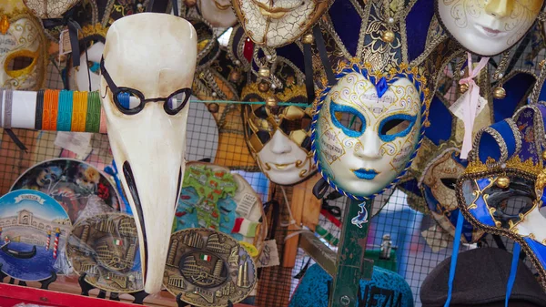 Farbenfrohe Karnevalsmasken auf dem Markt in Venedig, Italien. Masken wurden in Venedig getragen, um den Träger vor unerlaubten Aktivitäten zu verschleiern: Glücksspiel, Tanz, Affären oder sogar politische Zuordnung. — Stockfoto