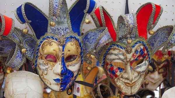 Kleurrijke carnaval maskers op de markt in Venetië, Italië. Maskers werden gedragen in Venetië te verhullen van de drager van illegale activiteiten: gokken, dansen, zaken of zelfs politieke toekennen. — Stockfoto