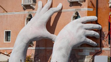 Venice, İtalya - Ekim, 2017: Büyük Lorenzo Quinn eller kentin iklim değişikliğine karşı destek..