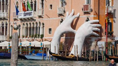 Venice, İtalya - Ekim, 2017: Büyük Lorenzo Quinn eller kentin iklim değişikliğine karşı destek..