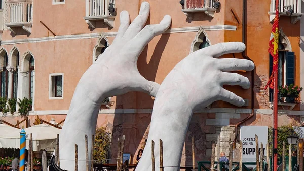 Benátky, Itálie - říjen 2017: Velké Lorenzo Quinna ruce podporuje město proti změně klimatu. — Stock fotografie