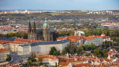 Çek Cumhuriyeti Prag 'da kırmızı çatıları olan Eski Şehir mimarisinin havadan görünüşü. Prag 'daki St. Vitus Katedrali.