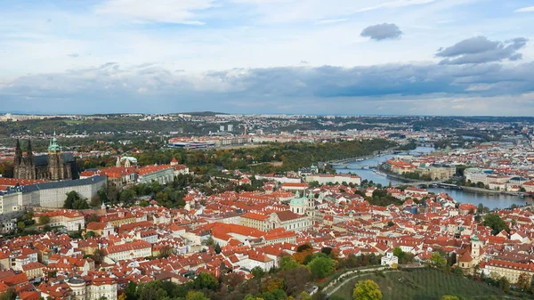 Flygfoto över gamla stan arkitektur med rött tak i Prag, Tjeckien. Vltava floden. gamla stan panorama, Tjeckien. — Stockfoto