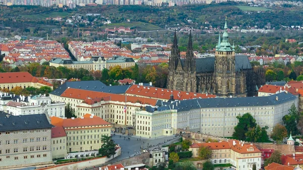 Çek Cumhuriyeti Prag 'da kırmızı çatıları olan Eski Şehir mimarisinin havadan görünüşü. Prag 'daki St. Vitus Katedrali. — Stok fotoğraf