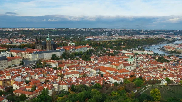 Flygfoto över gamla stan arkitektur med rött tak i Prag, Tjeckien. Vltava floden. gamla stan panorama, Tjeckien. — Stockfoto