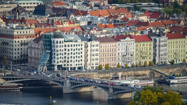 Vista aérea de la arquitectura del casco antiguo con techos rojos en Praga, República Checa. Río Moldava. panorama del casco antiguo, República Checa . — Foto de Stock