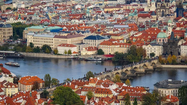 Luchtfoto van de architectuur van de oude stad met rode daken in Praag, Tsjechië. Rivier Vltava. oude stad panorama, Tsjechië. — Stockfoto