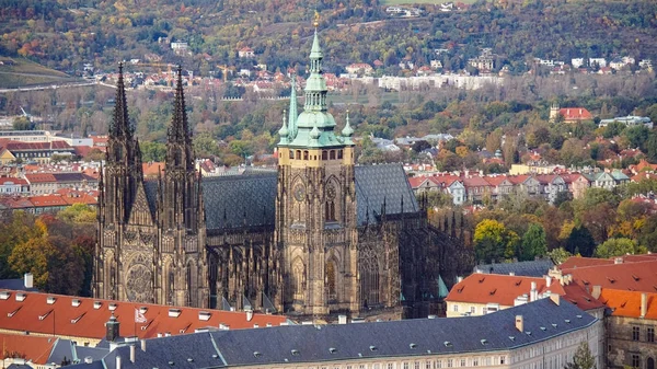 Flygfoto över Gamla stan arkitektur med röda tak i Prag, Tjeckien. St. Vitus-katedralen i Prag. — Stockfoto