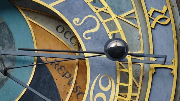 天文時計塔詳細で古い町のプラハ、チェコ。天文時計は 1410 年に時計職人ミクラス花壇と 1 月 Schindel の数学者・天文学者によって作成されました。. — ストック写真