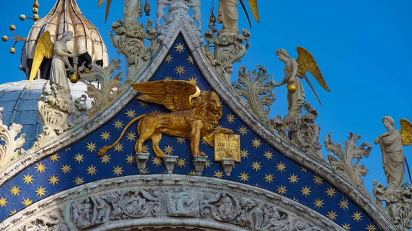 Basílica de San Marcos en Venecia, ITALIA. Detalles arquitectónicos de la Basílica de San Marcos, Venecia, Italia. León de oro de San Marcos, símbolo de la Serenísima República de Venecia — Foto de Stock