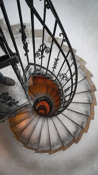 Escalera de caracol en una casa vieja. Espiral de Fibonacci . —  Fotos de Stock