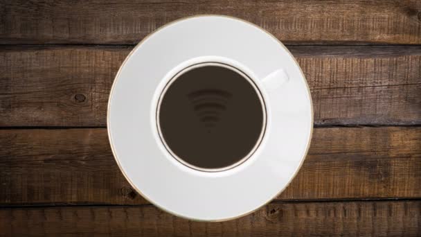 Taza de café blanco con café negro. Ondas en el café en forma de un símbolo de nivel de red Wifi . — Vídeos de Stock
