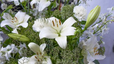 Muhteşem buket Beyaz lilyum ve karanfil çiçek