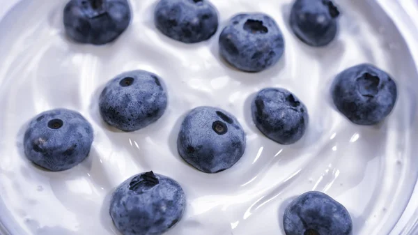 Closeup Bosbessen Natuurlijke Yoghurt Draaien Naadloze Looping Fruit Achtergrond — Stockfoto