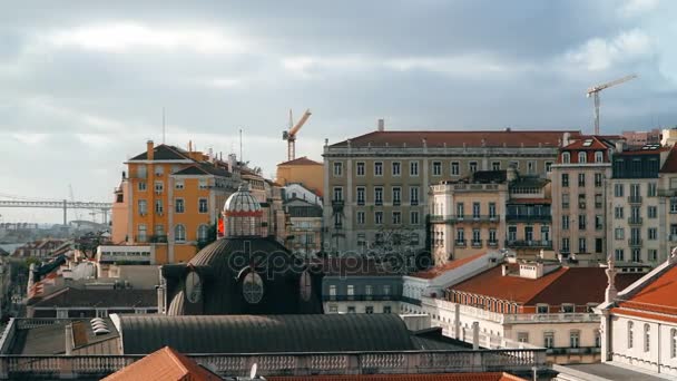 Panorama van Lissabon. Timelapse 4k. Lissabon is de hoofdstad en de grootste stad van Portugal. Lissabon is continentaal Europa meest westelijke hoofdstad en de enige langs de Atlantische kust. — Stockvideo