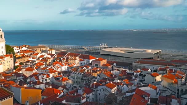 Lizbon Panorama. Havadan görünümü. Lizbon Portekiz en büyük şehir ve başkentidir. Lizbon kıta Europes en batı başkenti ve Atlantik Sahili boyunca tek kişi olduğunu. — Stok video