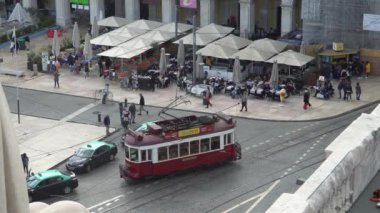 Lisbon, 2017 yaklaşık: eski tramvay eski şehir Lizbon, Portekiz geçirerek. Lizbon Portekiz başkenti olduğunu. Lizbon kıta Europes başkenti ve Atlantik Sahili boyunca tek kişi olduğunu.