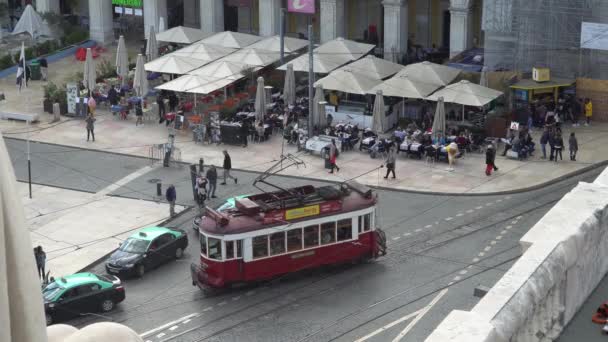 Lissabon, circa 2017: gamla spårvagnen förbi i den gamla staden i Lissabon Portugal. Lissabon är huvudstad i Portugal. Lissabon är kontinentala Europas huvudstad och enda längs Atlantkusten. — Stockvideo