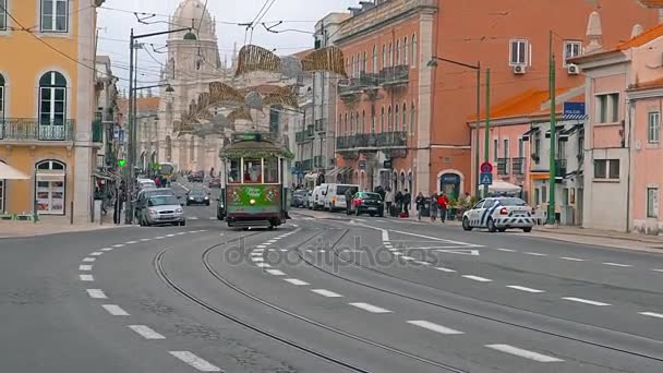 Lisbon, circa 2017: eine alte strassenbahn mit weihnachtsmann auf der strasse von lisbon am weihnachtstag. Portugiesisch. Lissabon ist die Hauptstadt Kontinentaleuropas und die einzige an der Atlantikküste. — Stockvideo