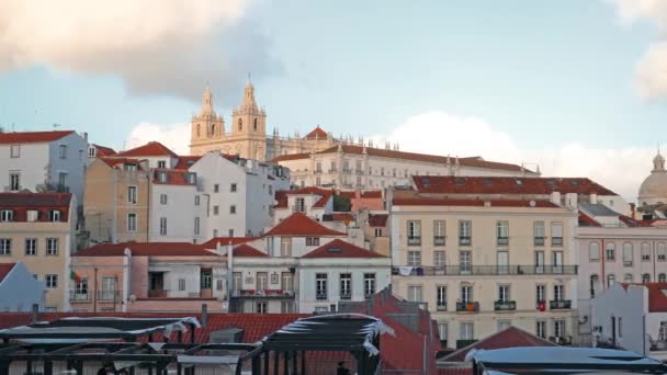 Panorama Lizbony. Widok z lotu ptaka. Lizbona jest stolicą i największym miastem Portugalii. Lizbona jest kontynentalnej Europie najbardziej wysuniętym na zachód stolicy i tylko jeden wzdłuż wybrzeża Atlantyku. — Wideo stockowe