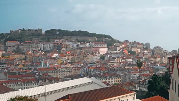 Panorama Lizbony. Widok z lotu ptaka. Lizbona jest stolicą i największym miastem Portugalii. Lizbona jest kontynentalnej Europie najbardziej wysuniętym na zachód stolicy i tylko jeden wzdłuż wybrzeża Atlantyku. — Wideo stockowe