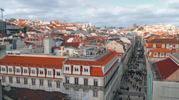里斯本全景。鸟瞰图。里斯本是葡萄牙的首都, 也是最大的城市。里斯本是大陆欧洲最西边的首府, 也是大西洋沿岸唯一的一个. — 图库视频影像