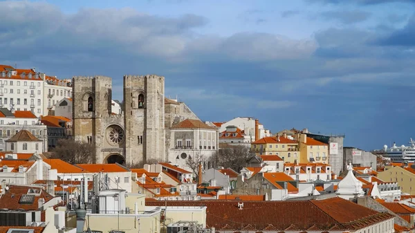 Lizbon Panorama. Havadan görünümü. Lizbon Portekiz en büyük şehir ve başkentidir. Lizbon kıta Avrupası'nın en batı şehir ve Atlantik Sahili boyunca tek kişi olduğunu.