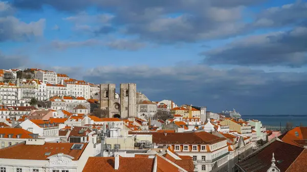 Lizbon Panorama. Havadan görünümü. Lizbon Portekiz en büyük şehir ve başkentidir. Lizbon kıta Avrupası'nın en batı şehir ve Atlantik Sahili boyunca tek kişi olduğunu.